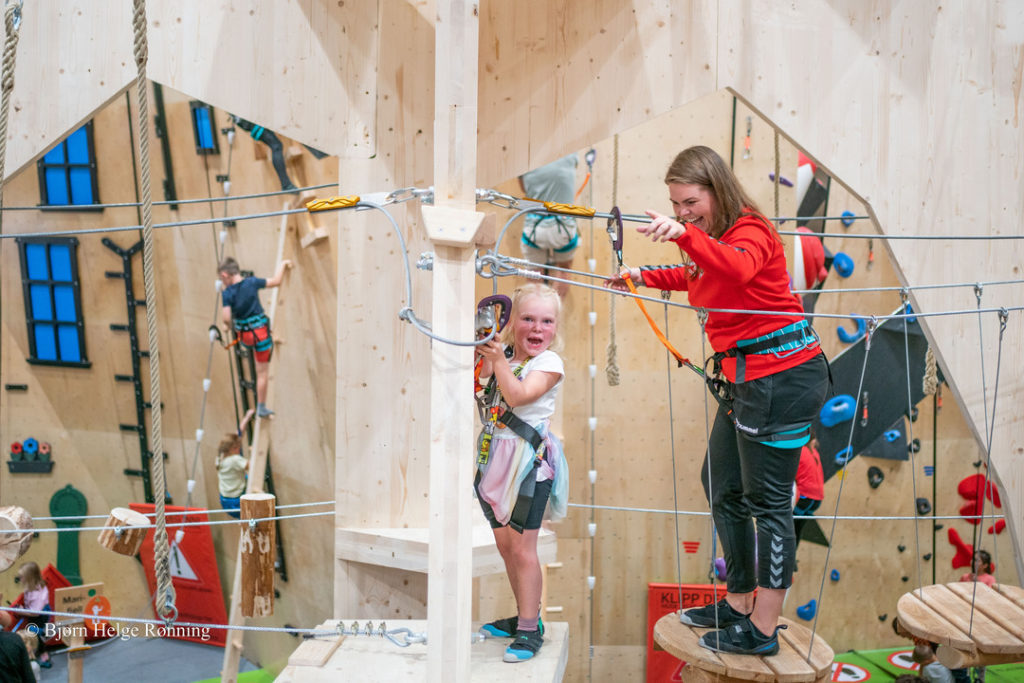 mor-og-datter-som-klatrer-på-via-ferrata-hos-høyt-under-taket